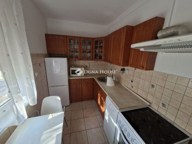 Eladó panellakás, Komáromban, Kelemen László utcában 48 M Ft