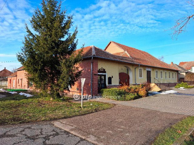 Eladó üzlethelyiség, Kétegyházán 49.9 M Ft