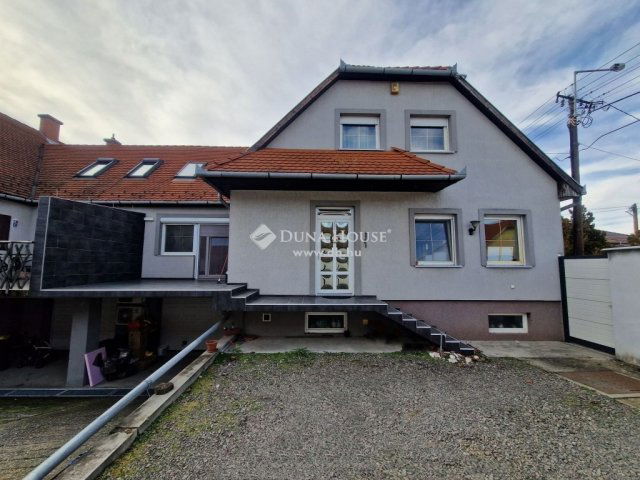 Eladó téglalakás, Baján 75 M Ft, 5 szobás