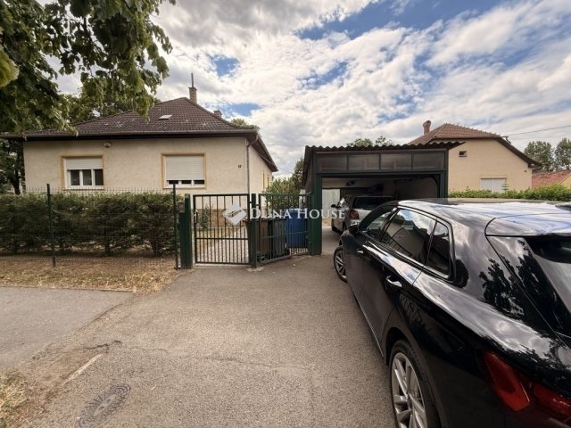 Eladó családi ház, Pécsett 87.9 M Ft, 4 szobás