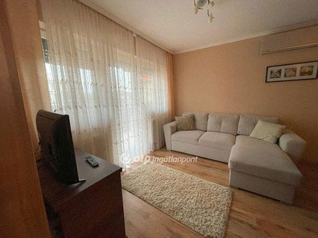 Eladó téglalakás, Siófokon 94.5 M Ft, 2 szobás