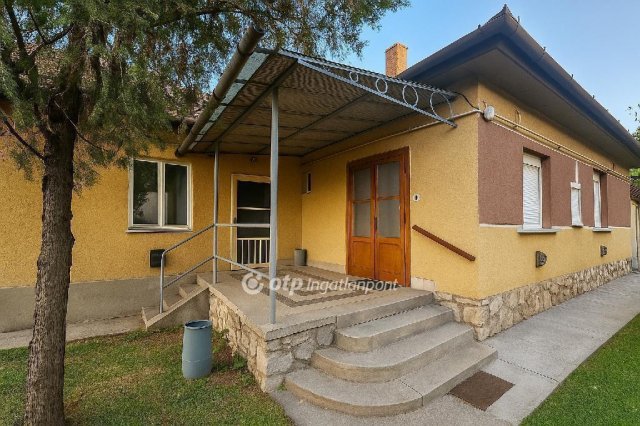 Eladó családi ház, Monoron 65 M Ft, 3 szobás