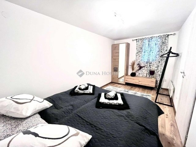 Eladó téglalakás, Pécsett 49.9 M Ft, 3 szobás