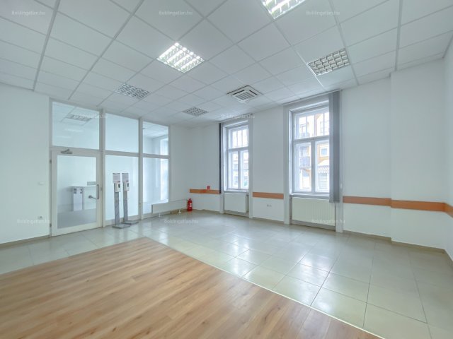 Eladó iroda, Kaposváron, Fő utcában 130 M Ft, 12 szobás