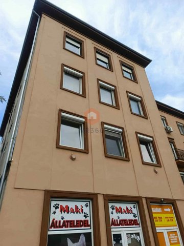 Eladó téglalakás, Komlón 28 M Ft, 2 szobás