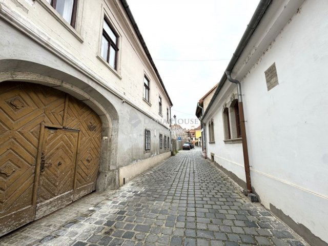 Eladó családi ház, Egerben 218 M Ft, 8 szobás