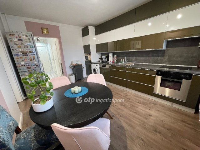 Eladó panellakás, Debrecenben 69.9 M Ft, 1+2 szobás