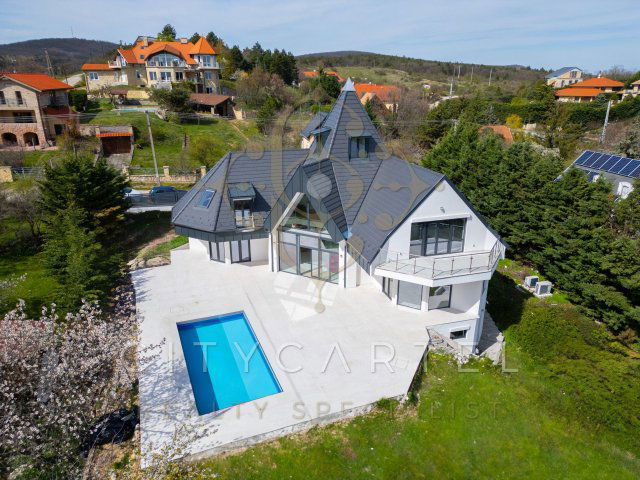 Eladó családi ház, Velencén 339 M Ft, 8 szobás