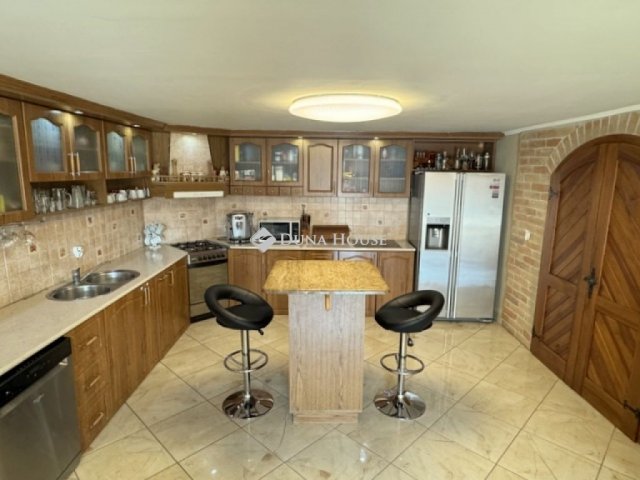 Eladó családi ház, Békéscsabán 89.9 M Ft, 6 szobás