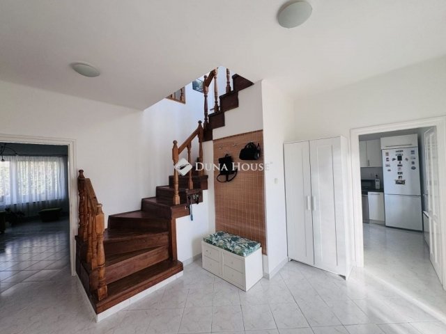 Eladó családi ház, Pécsett 154 M Ft, 5 szobás