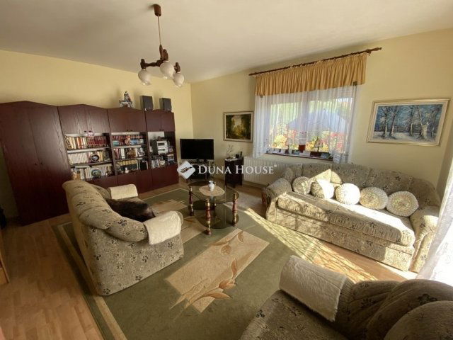 Eladó családi ház, Pécsett 107 M Ft, 5 szobás