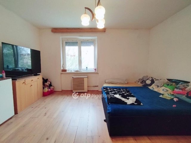 Eladó téglalakás, Ajkán 21.9 M Ft, 3 szobás