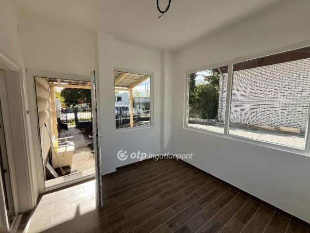 Eladó családi ház, Előszálláson 40 M Ft, 2 szobás