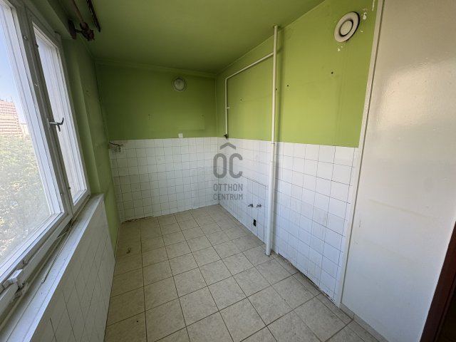 Eladó panellakás, Kecskeméten 49.9 M Ft, 3 szobás