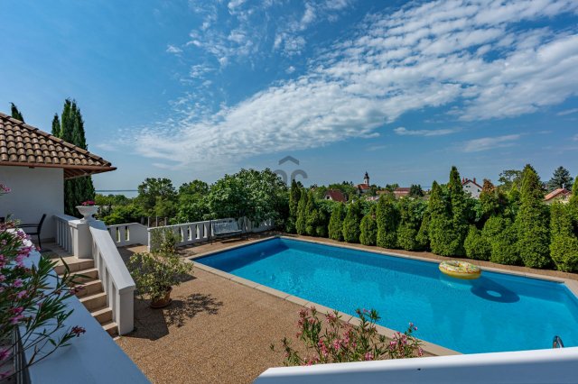Eladó családi ház, Balatonkenesén 449 M Ft, 7 szobás