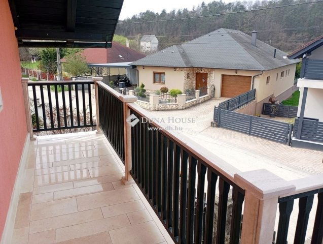 Eladó családi ház, Bajóton 120 M Ft, 5 szobás