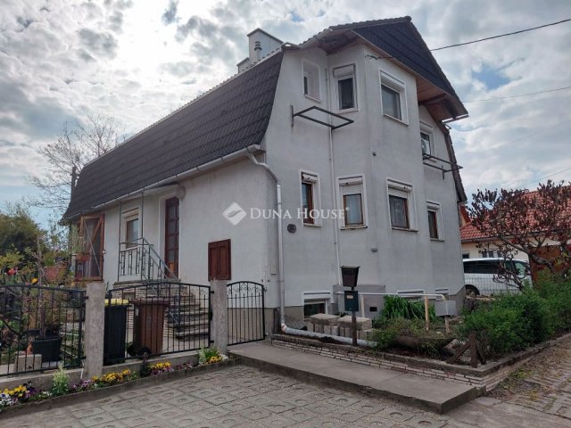 Eladó téglalakás, Pakson 64.9 M Ft, 6 szobás