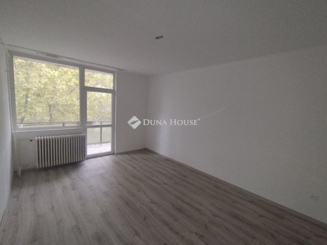 Eladó téglalakás, Tatabányán, Komáromi utcában 32.99 M Ft