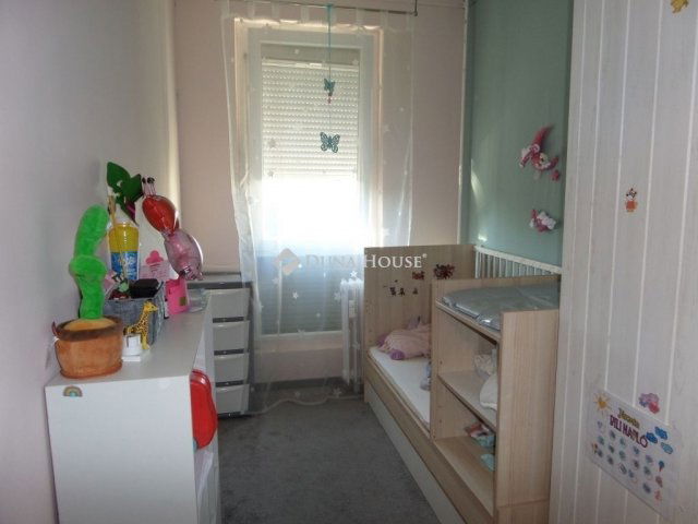 Eladó panellakás, Komlón 24.5 M Ft, 3 szobás