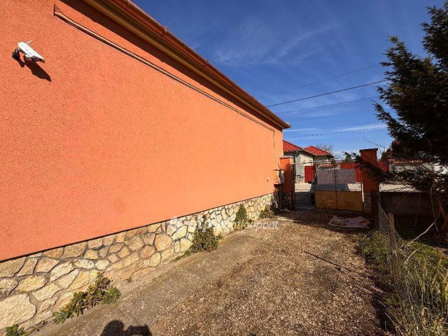 Eladó családi ház, Pápán 35 M Ft, 2 szobás