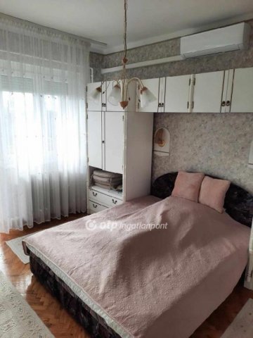 Eladó családi ház, Vonyarcvashegyen 178 M Ft, 11+2 szobás