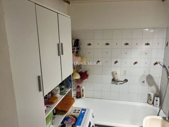 Eladó panellakás, Pécsett 43.9 M Ft, 2 szobás