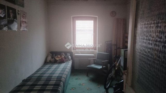 Eladó családi ház, Pécsett 48.5 M Ft, 4 szobás