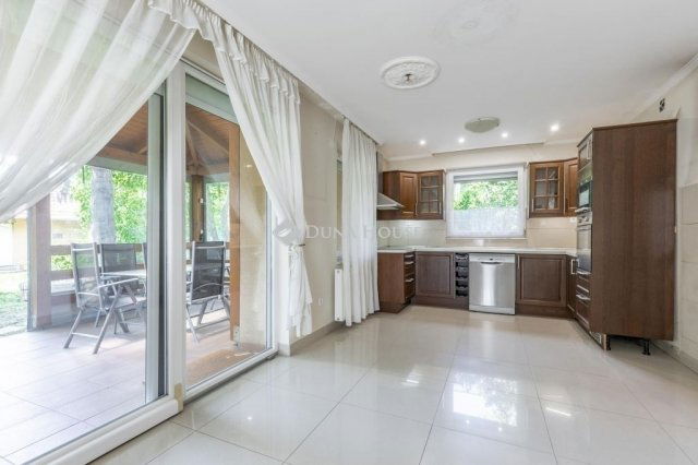 Eladó családi ház, Budapesten, XVI. kerületben 220 M Ft