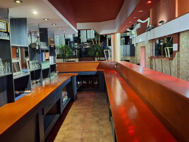 Eladó ipari ingatlan, Komlón, Kossuth Lajos utcában 95 M Ft