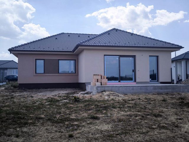 Eladó családi ház, Győrságon 89.99 M Ft, 5 szobás