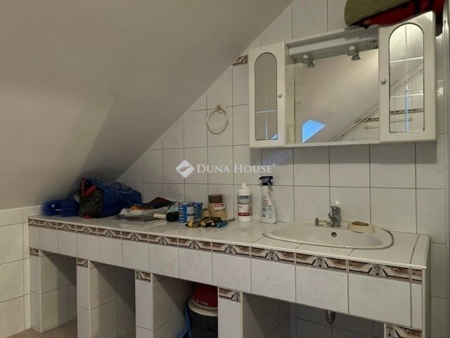 Eladó családi ház, Vecsésen 145 M Ft, 9 szobás