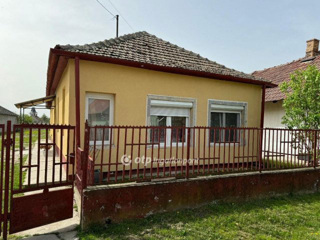 Eladó családi ház, Poroszlón 19 M Ft, 2+1 szobás