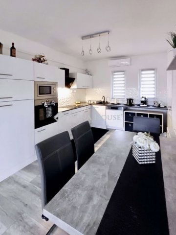 Eladó családi ház, Pécsett 115 M Ft, 4 szobás