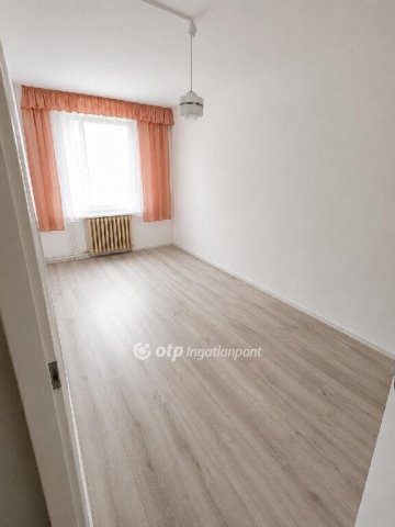 Eladó panellakás, Győrött 46.9 M Ft, 2 szobás