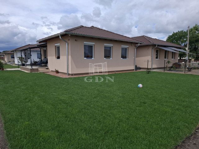 Eladó ikerház, Kiskunlacházán 69.9 M Ft, 4 szobás