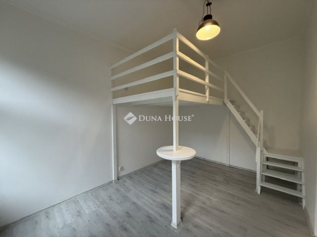 Eladó téglalakás, Budapesten, VI. kerületben 47.9 M Ft, 1 szobás