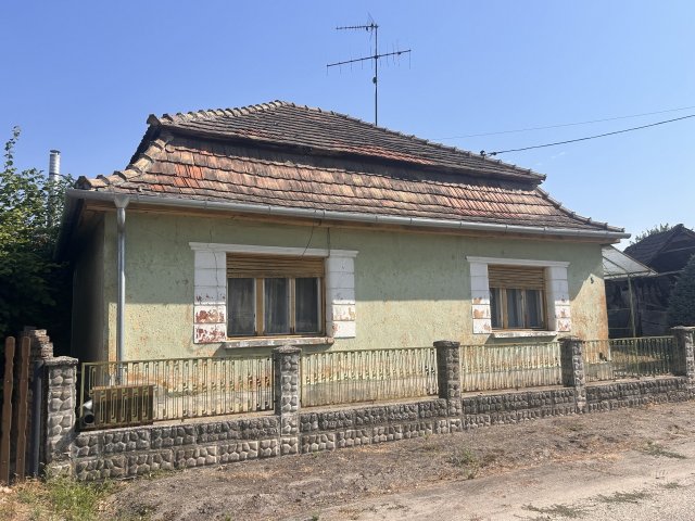 Eladó családi ház, Ácson 29.9 M Ft, 2 szobás