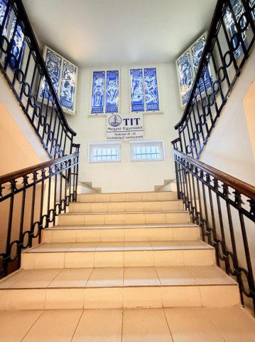 Eladó iroda, Tatabányán 194 M Ft, 11 szobás