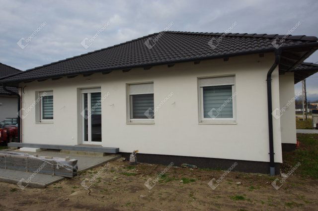 Eladó ikerház, Székesfehérvárott 89 M Ft, 4 szobás