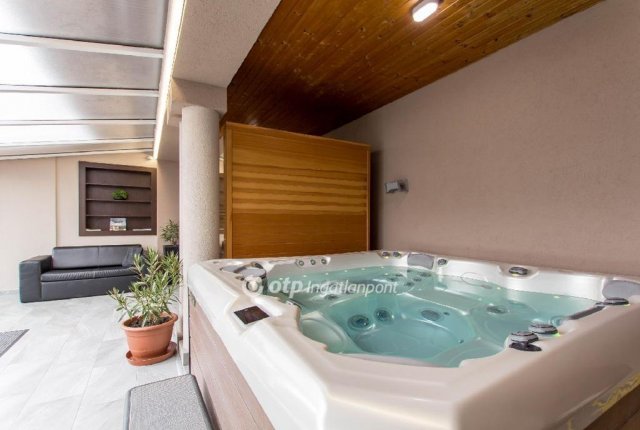 Eladó családi ház, Balatonfenyvesen 369 M Ft, 12 szobás