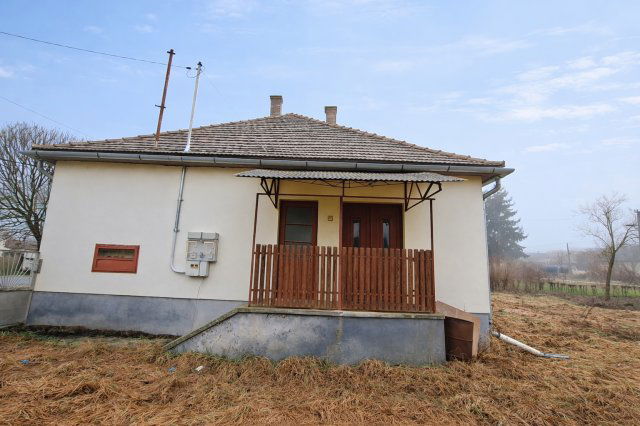 Eladó családi ház, Szakcson 9.5 M Ft, 3 szobás