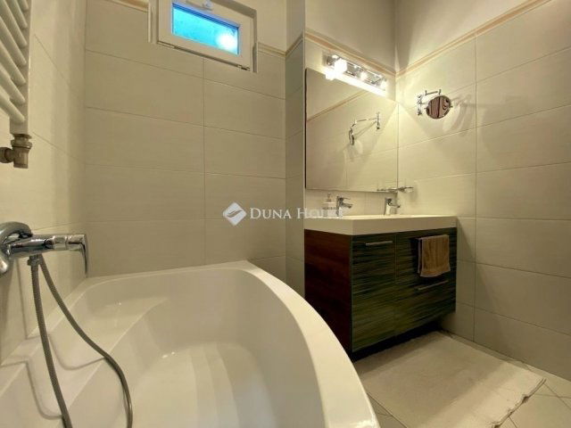 Eladó téglalakás, Pécsett 72.9 M Ft, 3 szobás