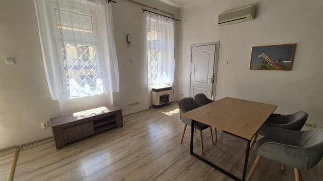 Kiadó téglalakás, albérlet, VI. kerületben, Vörösmarty utcában
