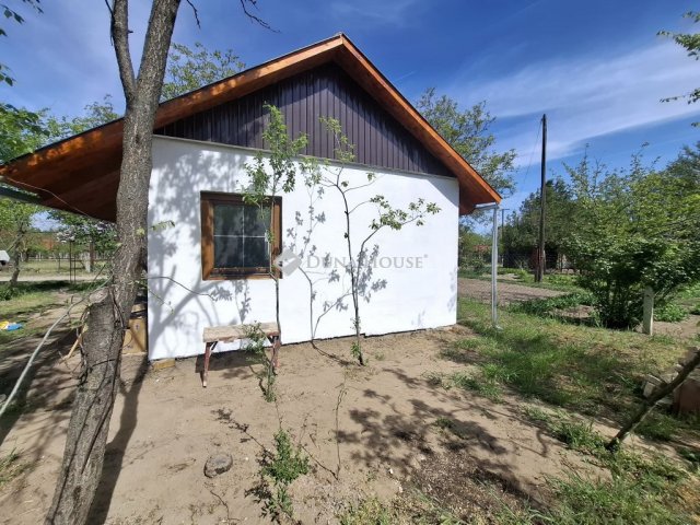 Eladó családi ház, Kiskunfélegyházán 12 M Ft, 2 szobás