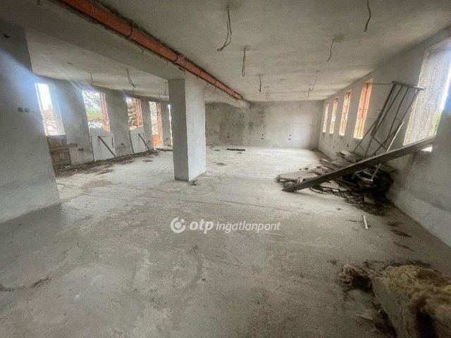 Eladó sorház, Pécsett 215 M Ft, 12+2 szobás