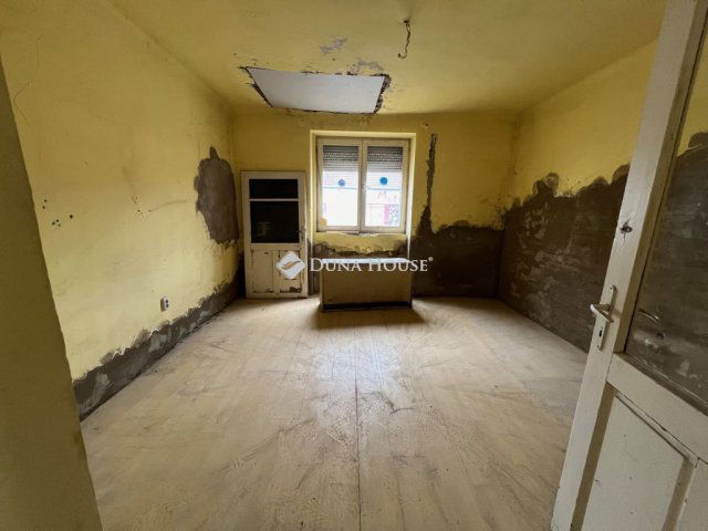 Eladó téglalakás, Pécsett, Zsolnay Vilmos utcában 14.9 M Ft