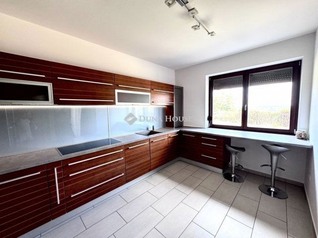 Eladó családi ház, Pécsett 225 M Ft, 6 szobás