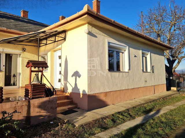 Eladó családi ház, Etyeken 87.99 M Ft, 3 szobás