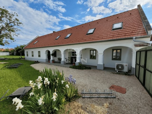 Eladó családi ház, Hegykőn 179 M Ft, 6 szobás