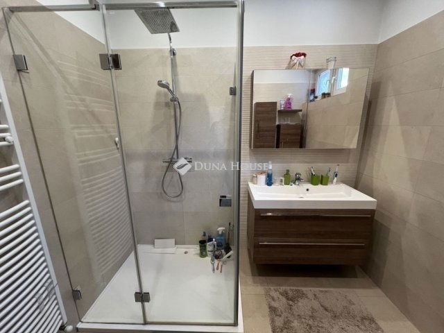 Eladó sorház, Pécsett 169.9 M Ft, 5 szobás